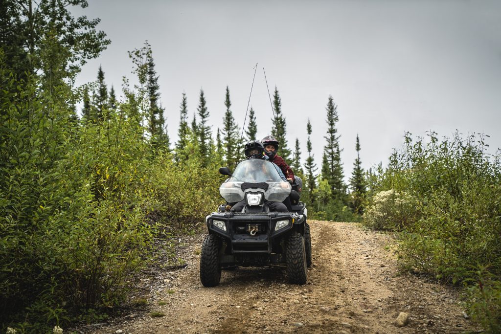 Deux personnes sur un quad